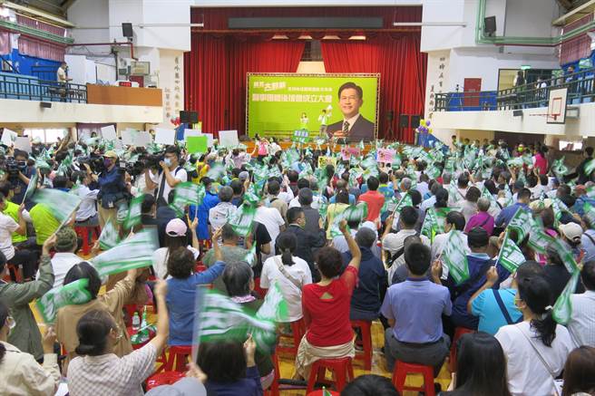 民进党新北市长候选人林佳龙今上午出席「新北市医事团体支持林佳龙后援会成立大会」，现场27个医事团体齐聚。（李奇叡摄）