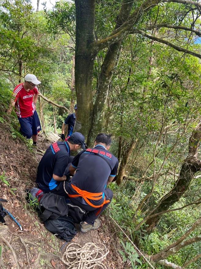 警消人员利用人力搬运将赖女救出。（翻摄照片／李京升苗栗传真）