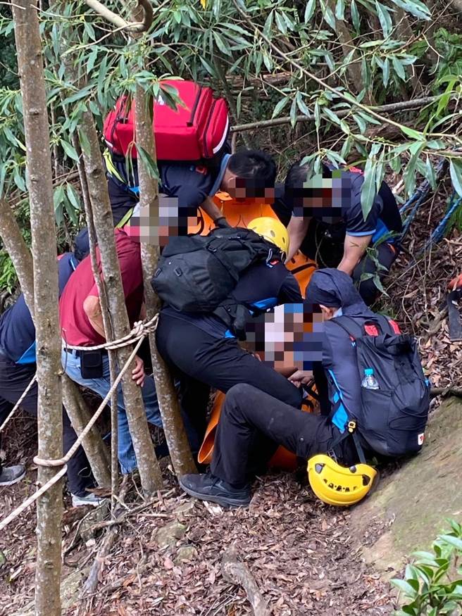 警消人员下降到赖女滑落处。（翻摄照片／李京升苗栗传真）