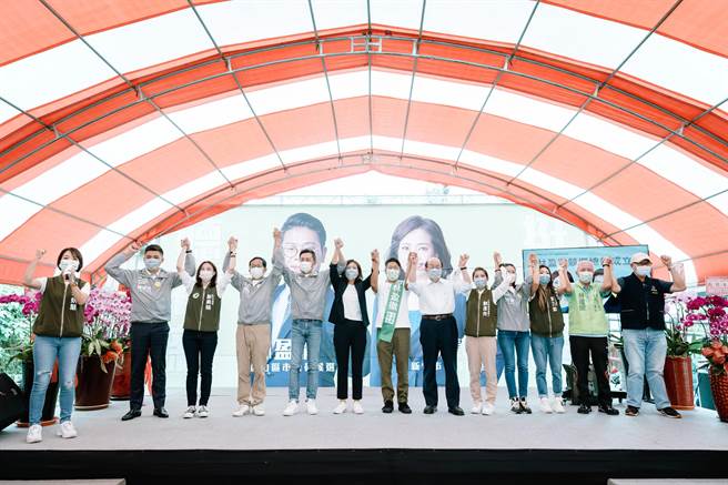 民进党新竹市长参选人沈慧虹25日参加议员参选人林盈彻竞选总部成立大会，民进党立院党团总召柯建铭、前新竹市长林智坚也到场支持。（王惠慧摄）