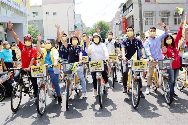 黄敏惠竞选总部今成立「勇妈青年团」，黄敏惠授旗后，亲自带领上百名青年骑乘YouBike环嘉。（吕妍庭摄）