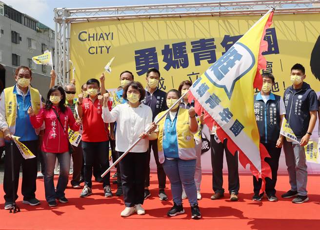 国民党籍嘉义市长参选人黄敏惠竞选总部今成立「勇妈青年团」，黄敏惠授旗给青年团长苏芳仪。（吕妍庭摄）