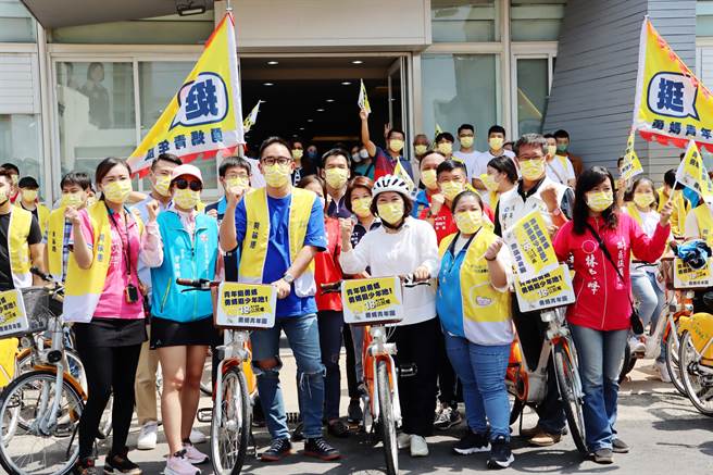 为以实际行动支持18岁公民权入宪，国民党籍嘉义市长参选人黄敏惠竞选总部今成立「勇妈青年团」。（吕妍庭摄）