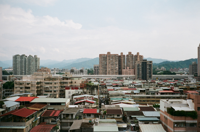 一名在工地担任主任的网友表示，月领7万仍没有成家的勇气，原因在于现在的房价让他没有希望。（图／示意图，达志影像）