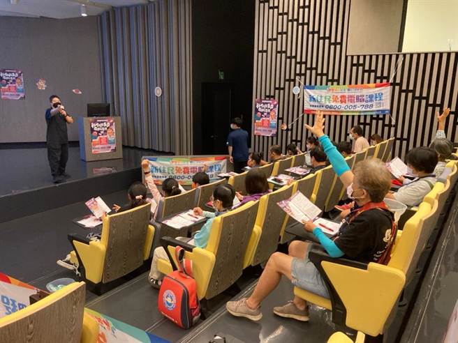 新住民及其子女在移民署办理的创新活动「探索考古Fun科技」中参与有奖徵答。（移民署提供）