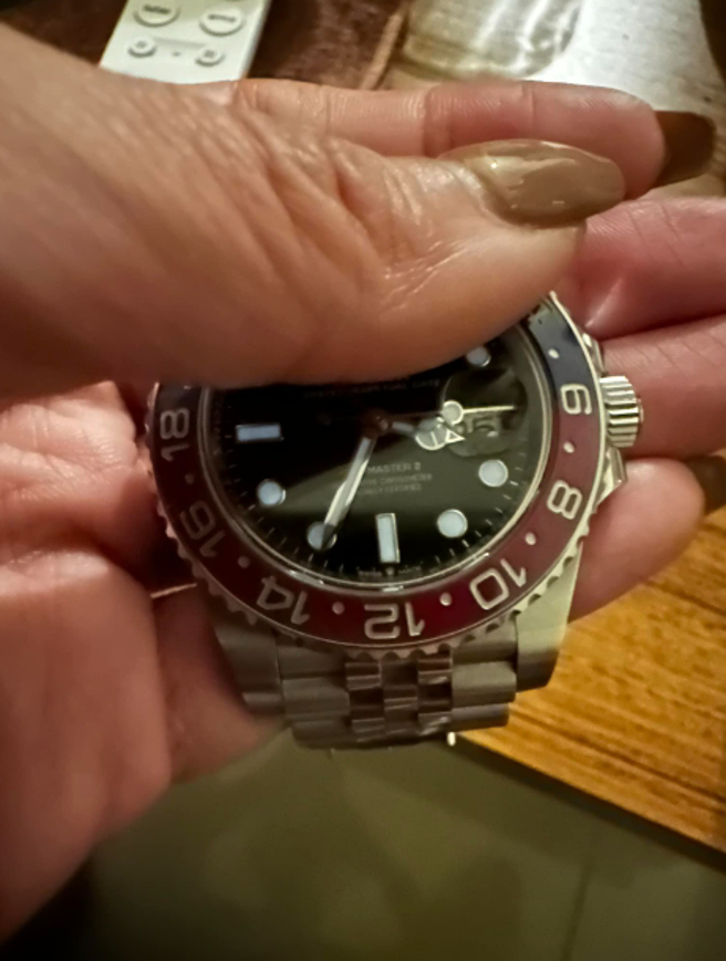 小祯PO出手表时间照，询问是否还有人失眠。（图／翻摄自胡小祯ig@ karenhu1984）