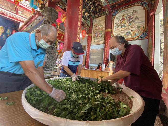 「奉茶」老板叶东泰(右)指导如何揉茶。 (曹婷婷摄)
