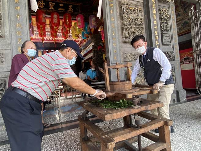 立委郭国文(右)除了手工揉茶，也当场以百年揉茶机揉茶。(曹婷婷摄)