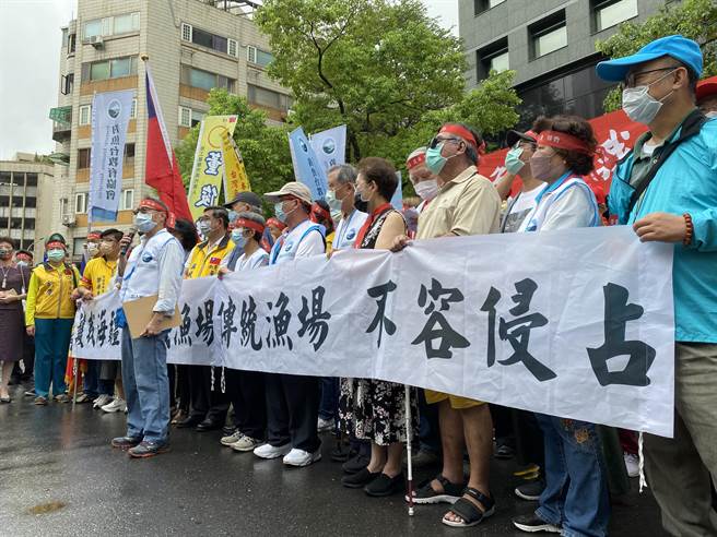 今日钓鱼台教育协会、宜兰县渔民权益协会等在风雨中于日台交流协会前抗议，要求日本政府收回拥有钓鱼台的言论，以及痛批蔡政府对日的屈膝与软弱。（李柏澔摄）