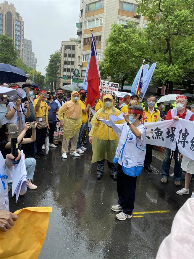 陈美霞将手上的抗议书撕毁。（李柏澔摄）