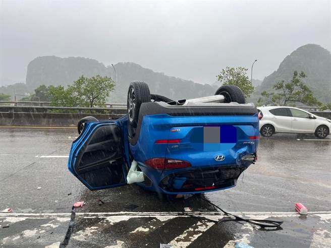 國道3號南下4.92K有一輛藍色休旅車疑似天雨路滑自撞翻覆，四輪朝天。（翻攝照片／陳彩玲基隆傳真）