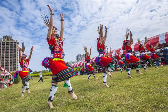 县府将打造头前溪北岸高滩地河滨公园，阿美族在高滩地举办的「岁时祭仪」，让都市原民展现传统舞蹈的力与美。（罗浚滨摄）