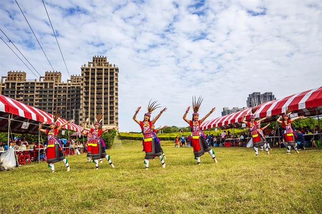 县府将打造头前溪北岸高滩地河滨公园，阿美族在高滩地举办的「岁时祭仪」，让都市原民展现传统舞蹈的力与美。（罗浚滨摄）