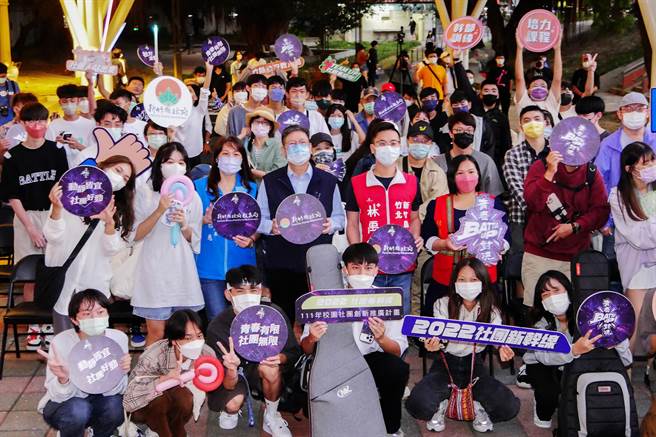 縣府舉辦《BATTLE UP！青春對決》校園社團聯合迎新展演活動，縣長楊文科（中）期籍由補助社團經費，打造激發青年潛能的平台。（羅浚濱攝）