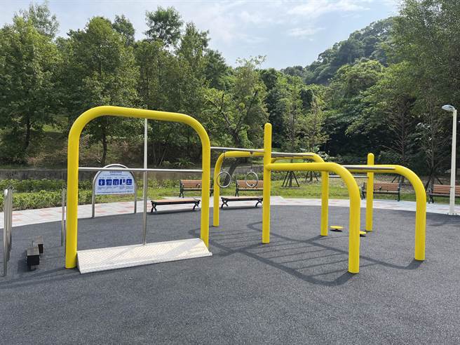 新北市工务局将3期打造成健康乐活的休憩环境，运用黄色弯管不同高度的设计，让民眾训练身体各部位关节、肌群及伸展拉筋。（新北市工务局提供）