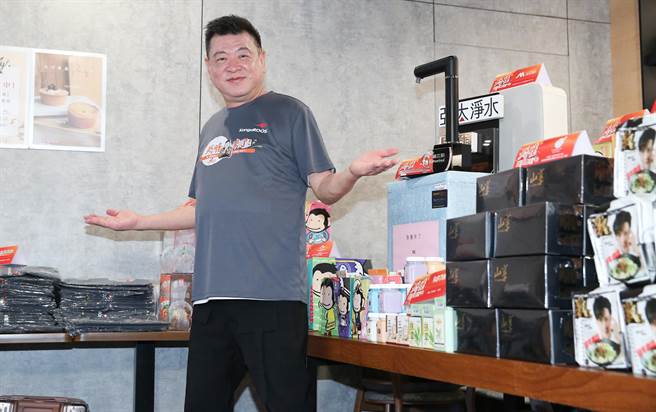 孫德榮準備豐富禮品的給粉絲。（陳俊吉攝）