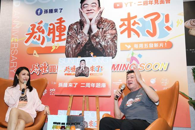 孫德榮（右）邀請利菁擔任見面會主持人。（陳俊吉攝）