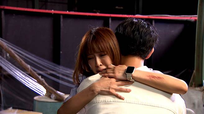 大元剧中被诈骗绑架，被连晨翔英雄救美。（三立提供）