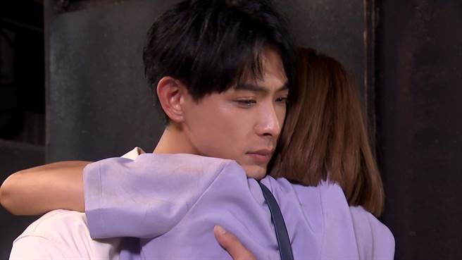 大元剧中被诈骗绑架，被连晨翔英雄救美。（三立提供）