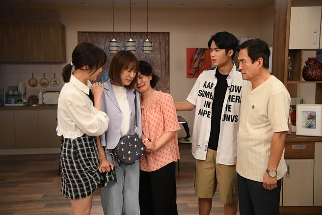 大元剧中被诈骗绑架获救，剧中家人心疼给予安慰。（三立提供）