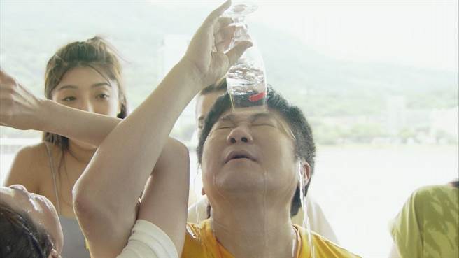 胡瓜遭恶整出糗。（民视提供）