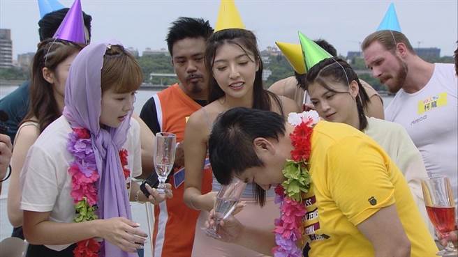 篮篮（左）、胡瓜示范游戏。（民视提供）