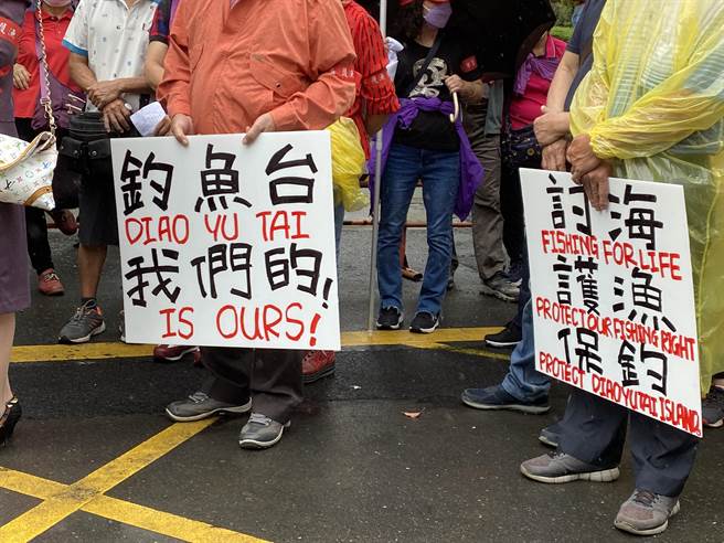 教师表示，现在的课纲强调台湾主体却不断弱化主权，民进党政府解构歷史的作法让下一代丧失了国族意识。（李柏澔摄）