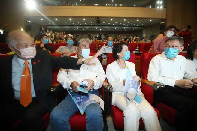 无党籍台北市长参选人黄珊珊25日举行竞选总部成立大会，亲民党副主席张昭雄（左）、前内政部长李鸿源（左二）及身兼民眾党主席的台北市长柯文哲（右）出席力挺黄姗姗（右二）。（陈怡诚摄）