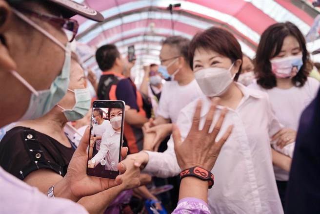 爭取連任的台中市長盧秀燕(右)，25日馬不停蹄位黨籍議員參選人站台。(盧秀燕團隊提供)