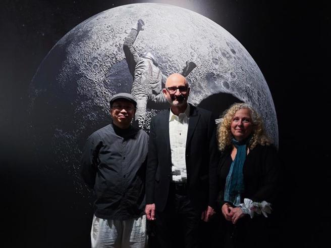 台湾新媒体艺术家黄心健（左）和纽约个展「我们称做家的资料」策展人罗若-拉辛（右）、普拉特曼哈顿艺廊艺术总监巴蒂斯（中）合影。（图/ 中央社）