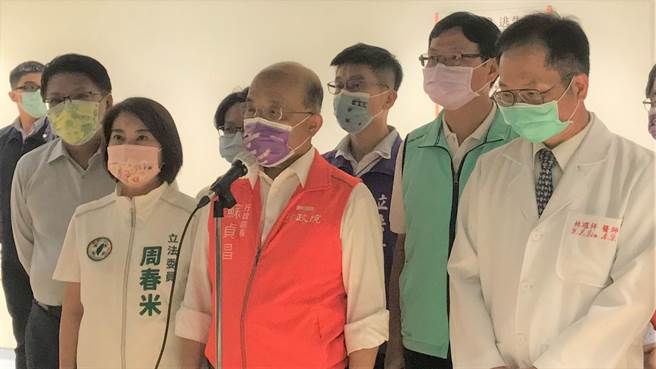 行政院长苏贞昌25日南下屏东视察屏东荣民总医院新建工程，会前他接受媒体时，被问怎么看周玉蔻攻击蒋万安身世。（谢佳潾欇）