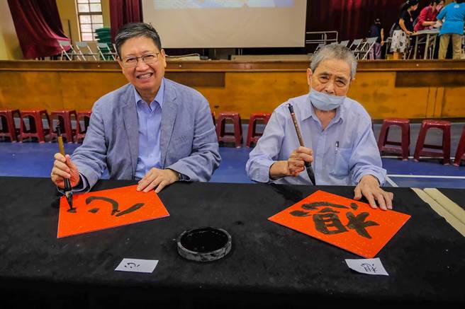 新竹縣首屆縣長盃全國書法決賽，縣長楊文科與最高齡93歲邱榮發分別寫下「心」「想」。（羅浚濱攝）