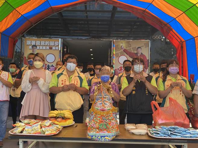 林文仲、林咏兴联合竞选总部向乐成宫请出妈祖分身来总部坐镇，祈求庇佑父子2人高票当选。（张妍溱摄）