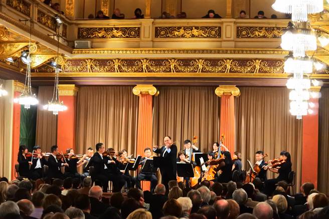 国立台湾交响乐团（以下简称「国台交」）在疫情后再度重启国际巡演，近日一连在维也纳、立陶宛等地演出，以20人编制弦乐团为当地观眾演奏，让世界听见台湾。（国立台湾交响乐团提供）