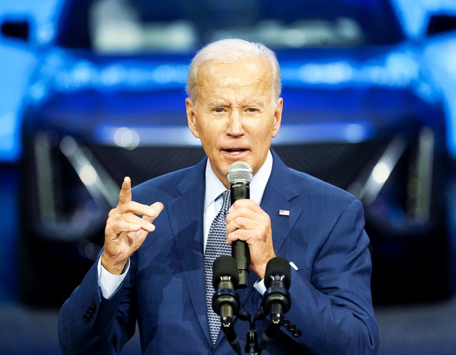 美国总统拜登14日参观底特律车展时牵起密西根州州长惠特梅尔（Gretchen Whitmer）的手引发争议。（图／美联社）