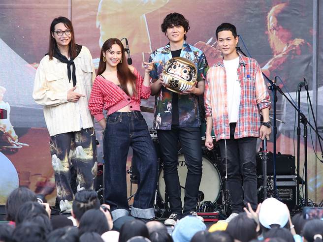 Sandy今为宇宙人乐团签唱会站台。（陈俊吉摄）