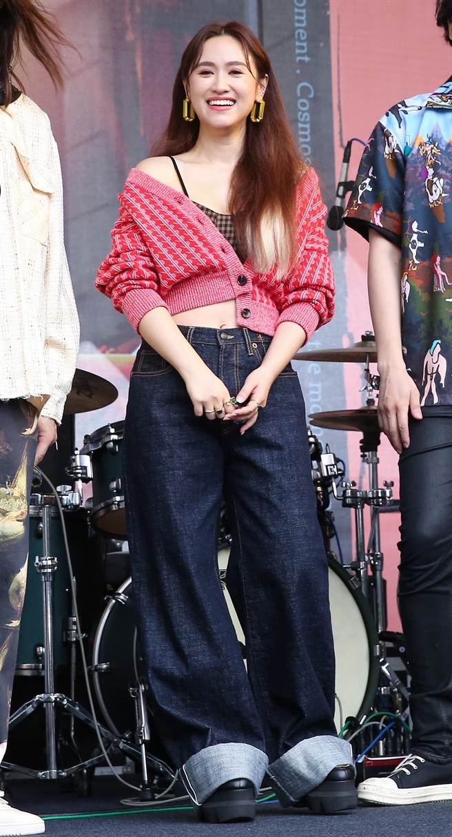 Sandy今为宇宙人乐团签唱会站台。（陈俊吉摄）