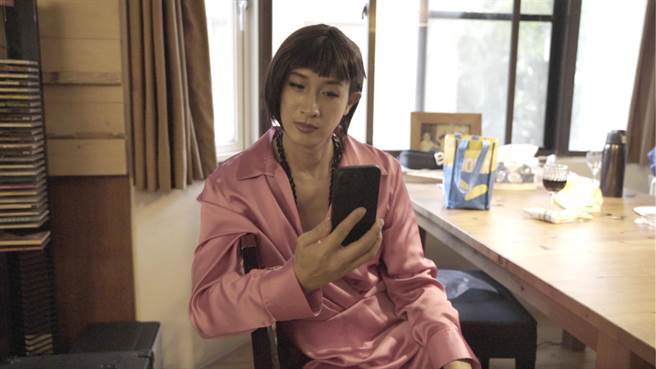 Darren执导电子锁广告，还下海扮女装。（固乐斯智能家居提供）