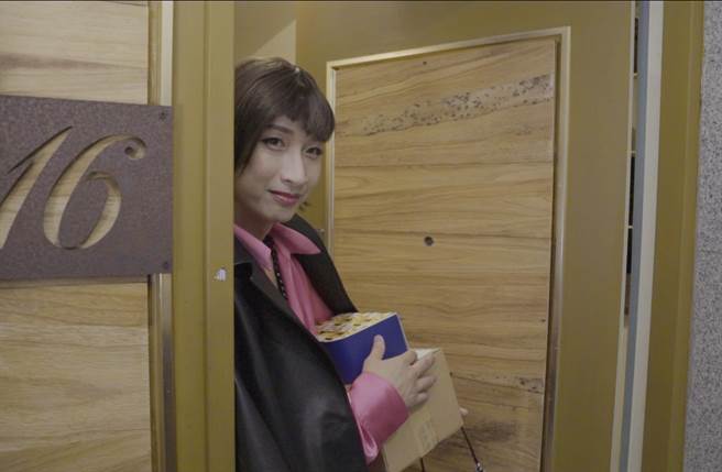 Darren执导电子锁广告，还下海扮女装。（固乐斯智能家居提供）