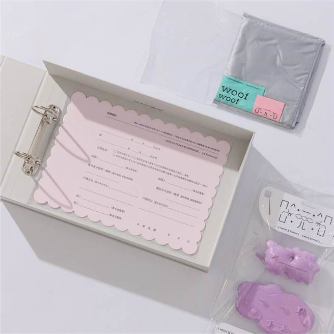 高市府青年局配合此次设计展，特别找来知名设计师李君慈操刀，推出独家限量结婚书约礼盒。（高市府青年局提供／洪浩轩高雄传真）