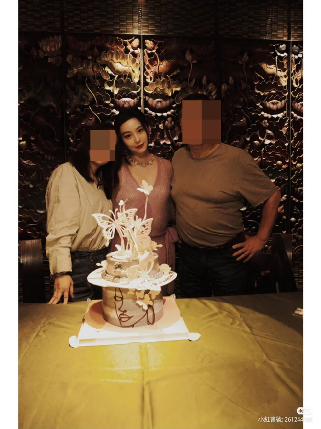 范冰冰解封胸口，神情嫵媚性感。(圖/范冰冰 小紅書)