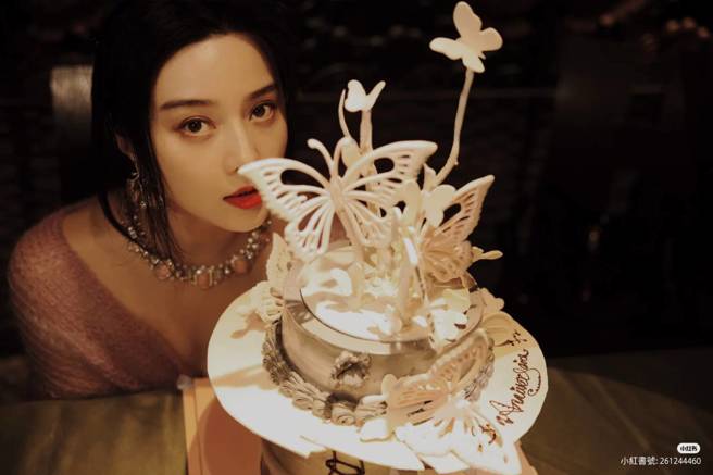 范冰冰這次穿搭不仔細看，差點以為沒穿內衣。(圖/范冰冰 小紅書)