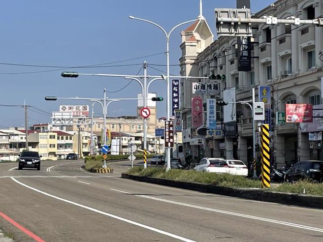 雲林縣警察局為確保交通安全、防制交通事故發生，將在虎尾、斗南等鄉鎮增加9處科技執法路口，取締闖紅燈、超速等違規事項，設備正在建置中，預計10月初完工。（圖/ 中央社）