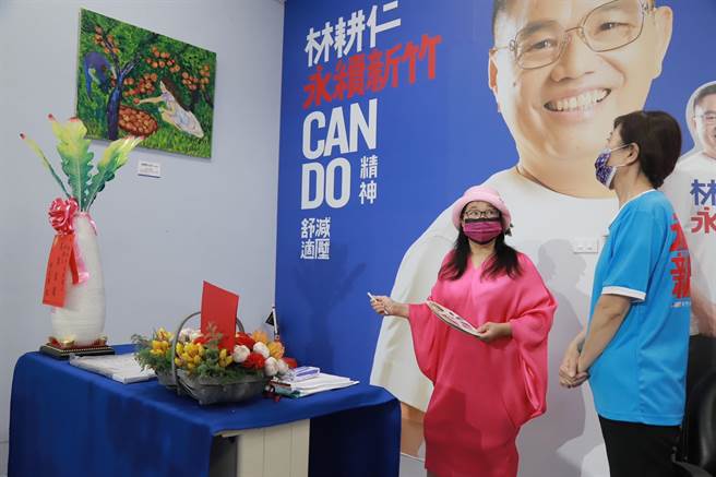 林耕仁競總於25日下午舉辦「藝術欣賞下午茶」，由新竹在地知名畫家鄭玉禧，分享創作理念和美學視野。（林耕仁團隊提供／王惠慧新竹傳真）