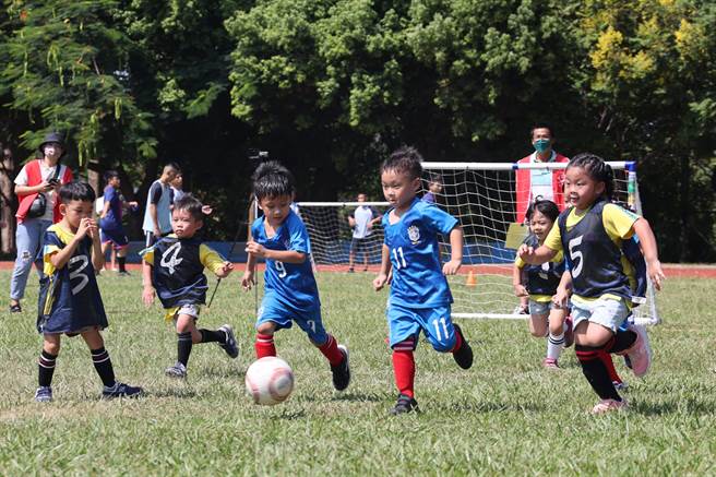 南投縣草地足球賽，25日在草屯鎮登場。（南投縣政府提供／廖志晃南投傳真）