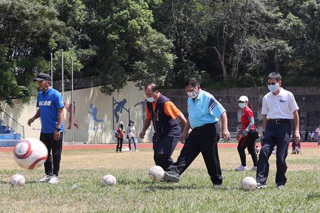 南投縣副縣長陳正昇（右二），上場踢球展功夫。（南投縣政府提供／廖志晃南投傳真）