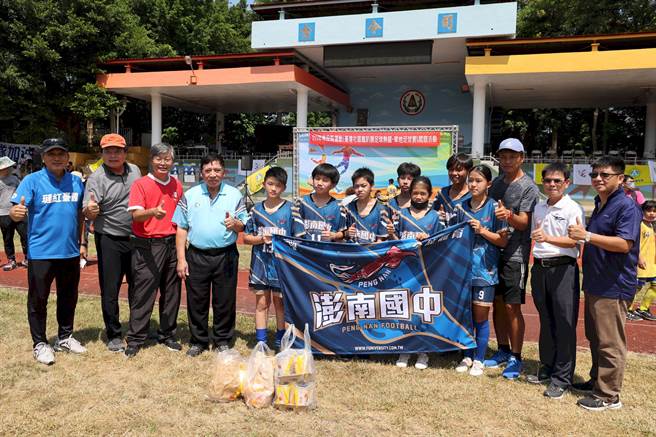 澎湖縣澎南國中足球隊，跨海參賽。（南投縣政府提供／廖志晃南投傳真）