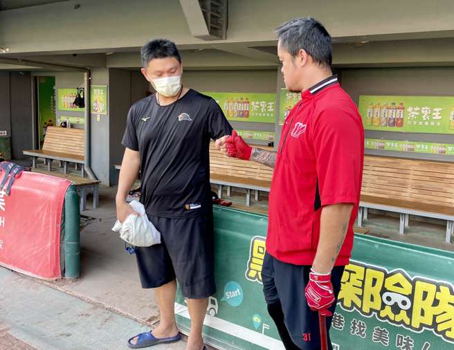 统一狮潘威伦与味全龙林智胜赛前寒暄。（毛琬婷摄）
