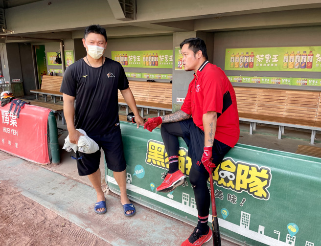 统一狮潘威伦与味全龙林智胜赛前寒暄。（毛琬婷摄）