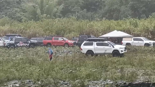 宜兰县大同乡清水地热园区旁溪水暴涨，对岸沙洲可见约有多辆休旅车受困无法撤离。（翻摄自记者爆料网）